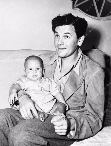 candid John Garfield and son at home 807-27