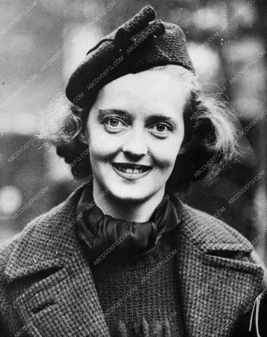 1936 candid on the street photo of Bette Davis 842-09