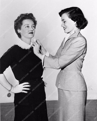 candid photo Bette Davis with wardrobe assistance 842-33