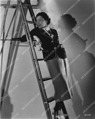 Maureen O'Sullivan in smart fashion on a ladder 987-32