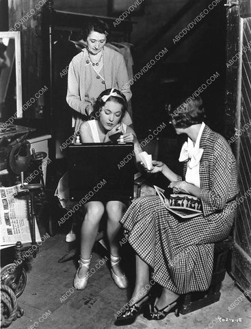 Maureen O'Sullivan does quick makeup check on set film Stage Mother 988-22