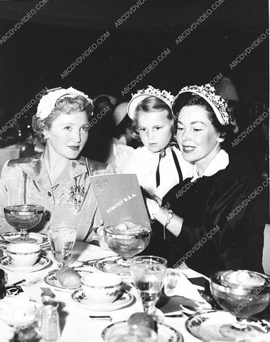 Maureen O'Sullivan out w friend and daughter Mia Farrow 988-29