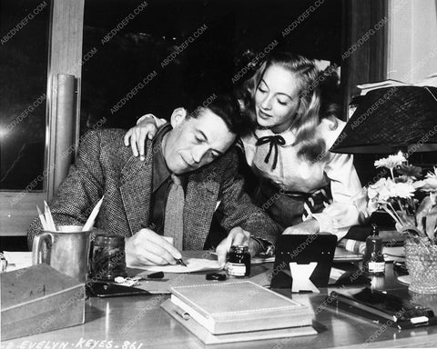 John Huston and wife Evelyn Keyes at home 10128-21