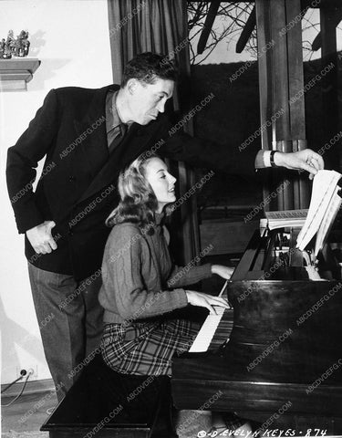 John Huston and wife Evelyn Keyes at home 10128-22