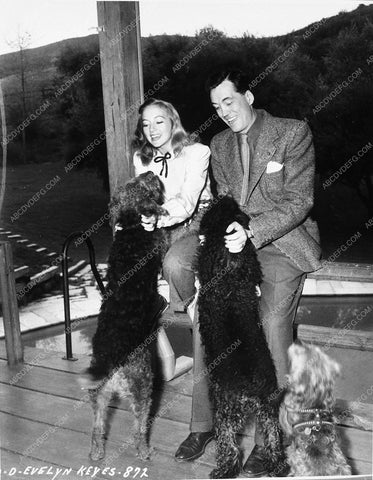 John Huston and wife Evelyn Keyes at home with their dogs 10128-23