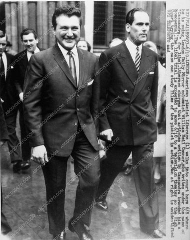 news photo Liberace leaving court after winning case 10265-13