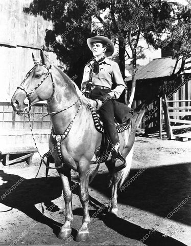 cowboy Dick Foran sitting on his horse 1032-08