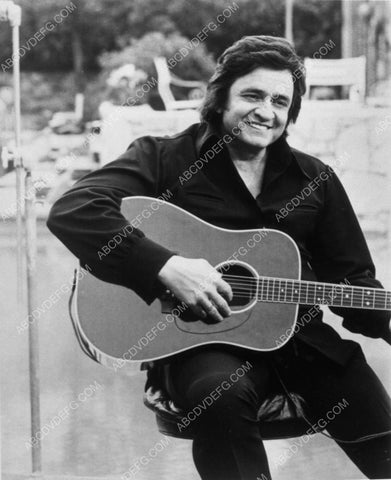 Johnny Cash outdoors w his guitar 10323-10