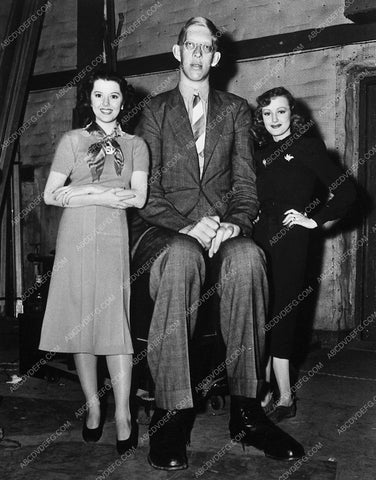 news photo circus worlds' tallest man 10346-30