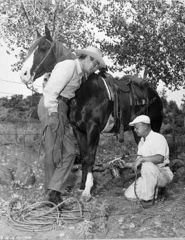 Randolph Scott candid behind scenes western film airbrushing horse 10365-27