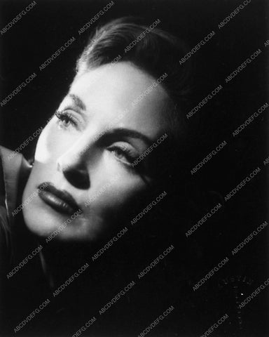 Lorna Thayer stylish portrait 10574-26