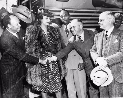 Eddie Rochester Anderson and wife? And friends 1062-05