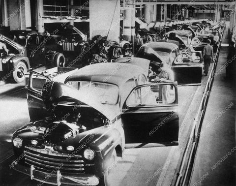 1945 view of the Ford Motor Co. assembly line churning out the new cars 10701-13