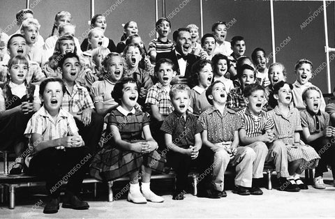 Frank Sinatra singing w a bunch of kids on unknown TV 1076-16