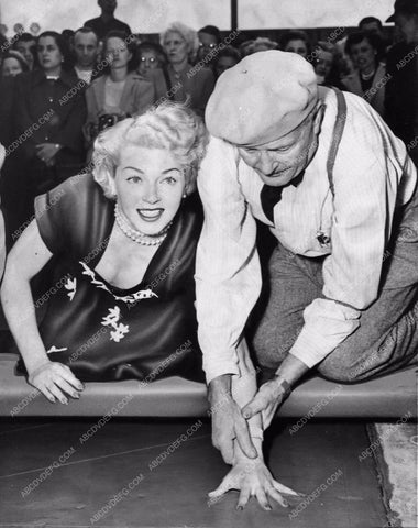 news photo Lana Turner gets hand foot prints cement Grauman's Chinese 1097-29