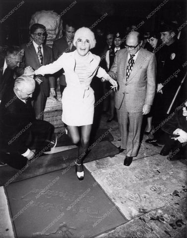 news photo Ali McGraw gets hand foot prints cement Grauman's Chinese 1097-30