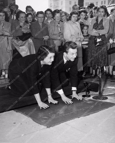 news photo Donald O'Connor hand foot prints cement Grauman's Chinese 1097-31