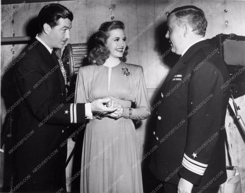 candid photo Robert Taylor Marilyn Maxwell Charles Laughton Stand By for Action 1098-23