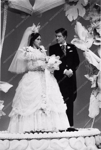 Mary Tyler Moore Dick Van Dyke on giant wedding cake TV special 1104-27