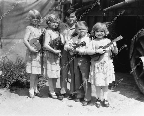 Frankie Darro Harry Earles The Singer Midgets on set film The Circus Kid 1145-21