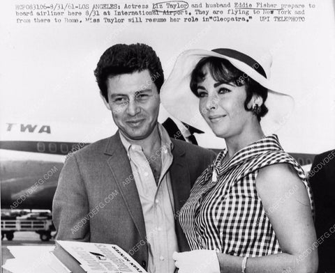 Elizabeth Taylor Eddie Fisher at the airport 1149-02