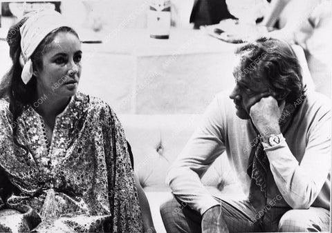 candid Elizabeth Taylor Richard Burton 1149-03
