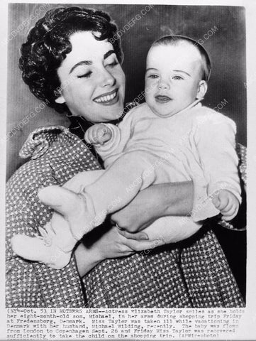 news photo Elizabeth Taylor and her 8 month old son 1149-06
