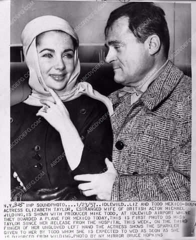 news photo Elizabeth Taylor Michael Todd at Idlewild Airport head for Mexico 1149-20