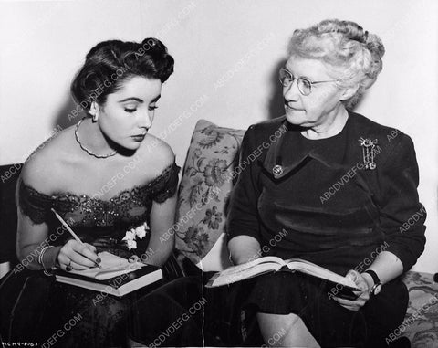 candid Elizabeth Taylor Birdina Anderson going over script and notes 1149-21
