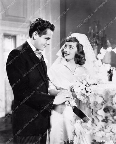 A Stolen Life Bette Davis Glenn Ford wedding cake scene 1180-02