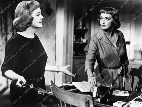 Bette Davis and Bette Davis in Dead Ringer 1180-03