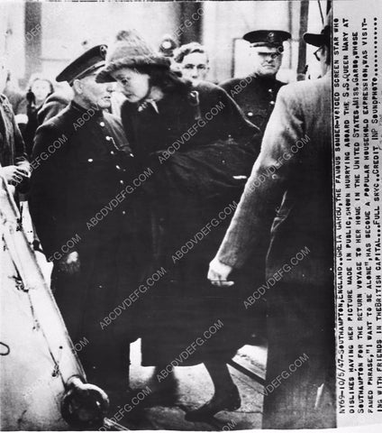 news photo Greta Garbo hurries on board to avoid the press 1270-09