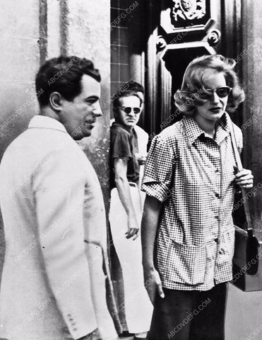 news photo press catches Greta Garbo out in public 1270-14