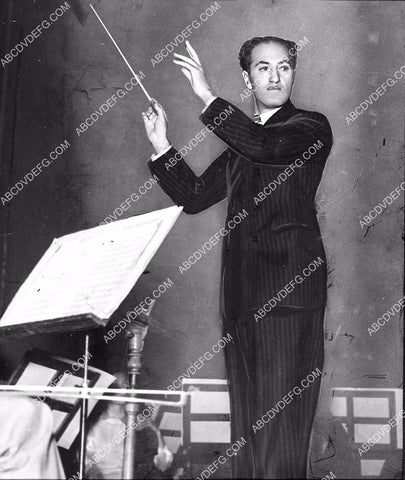 music George Gershwin cunducting the Los Angeles Philharmonic 1293-01
