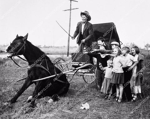 man w horse and buggy while kids look on 1293-13