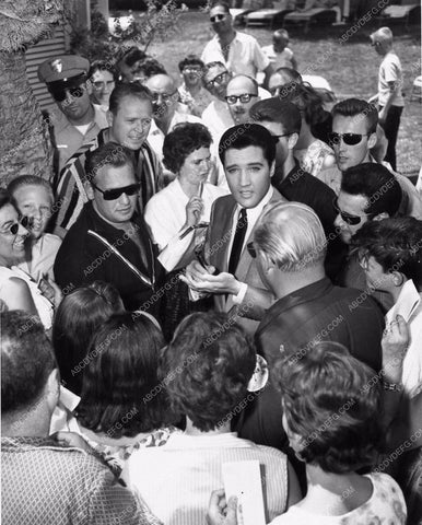 great candid Elvis Presley signing autographs 1312-25