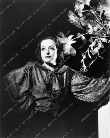 Joan Crawford and floral arrangement portrait 1318-02