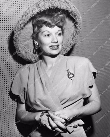 Lucille Ball in lamp shade type hat 1318-04