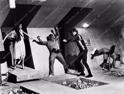 Roger Moore Jane Seymour James Bond Live and Let Die 1328-06
