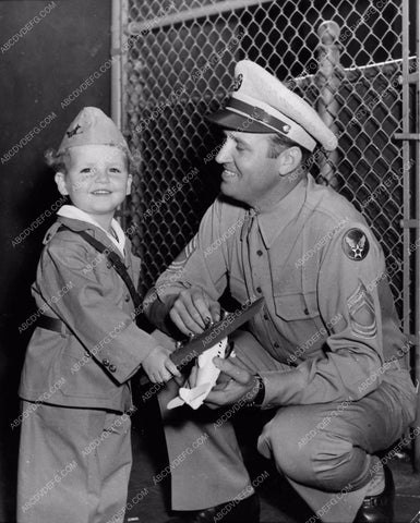 candid cowboy western star Gene Autry in army uniform 1328-24