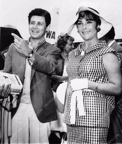 candid hollywood Elizabeth Taylor Eddie Fisher at the airport 1358-13
