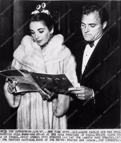 news photo candid Elizabeth Taylor Michael Todd at theatre Inbal 1358-23