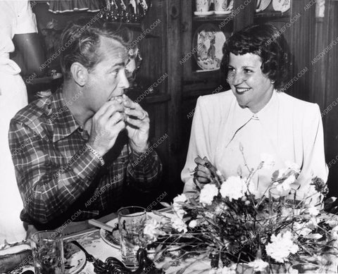 candid photo Alan Ladd Sue Carrol at home eating lunch 1390-08