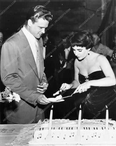 candid Elizabeth Taylor John Ericson & birthday cake behind the scenes 1454-06