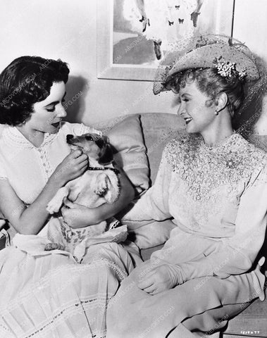 candid Elizabeth Taylor Billie Burke and cute dog behind the scenes 1454-29