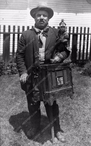 cool vintage Organ Grinder and monkey 1463-08