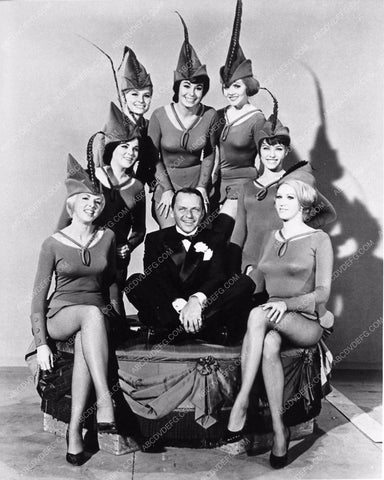 Frank Sinatra and cheesecake models from Robin and the 7 Hoods 1495-35