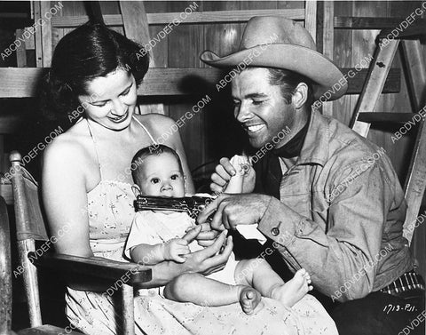 Audie Murphy on set w wife Pamela and son Terry 1533-27