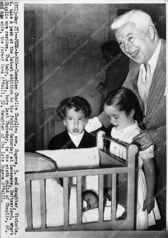 news photo Charles Chaplin and children at home 1551-25