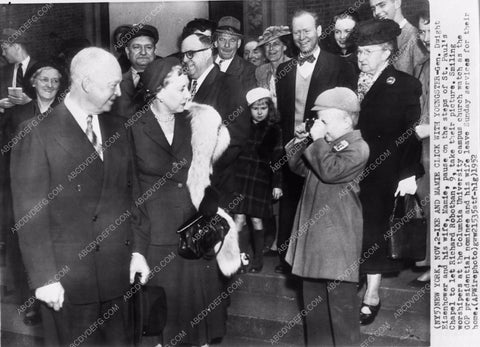 news photo President Dwight Eisenhower Mamie get photo taken in New York 1551-33
